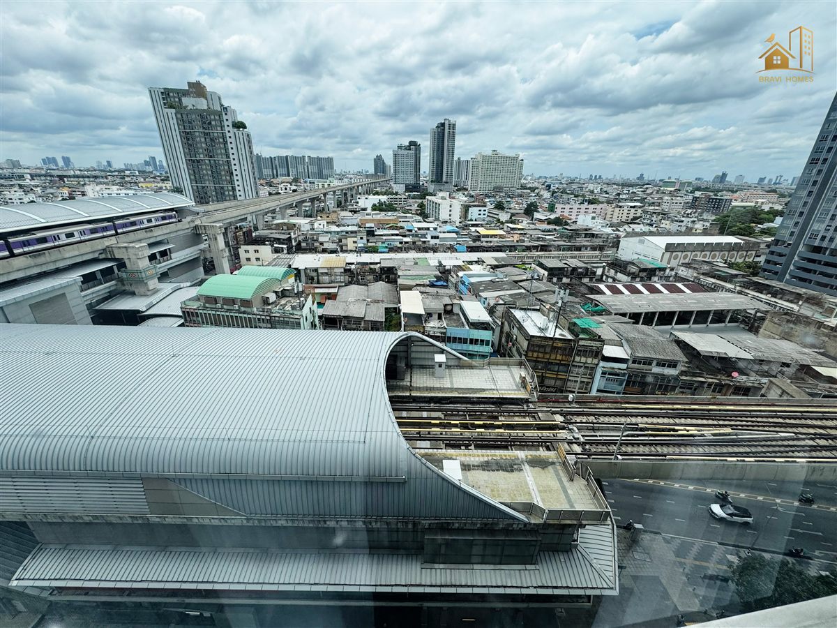 วิวเมืองและรถไฟฟ้าจากห้อง