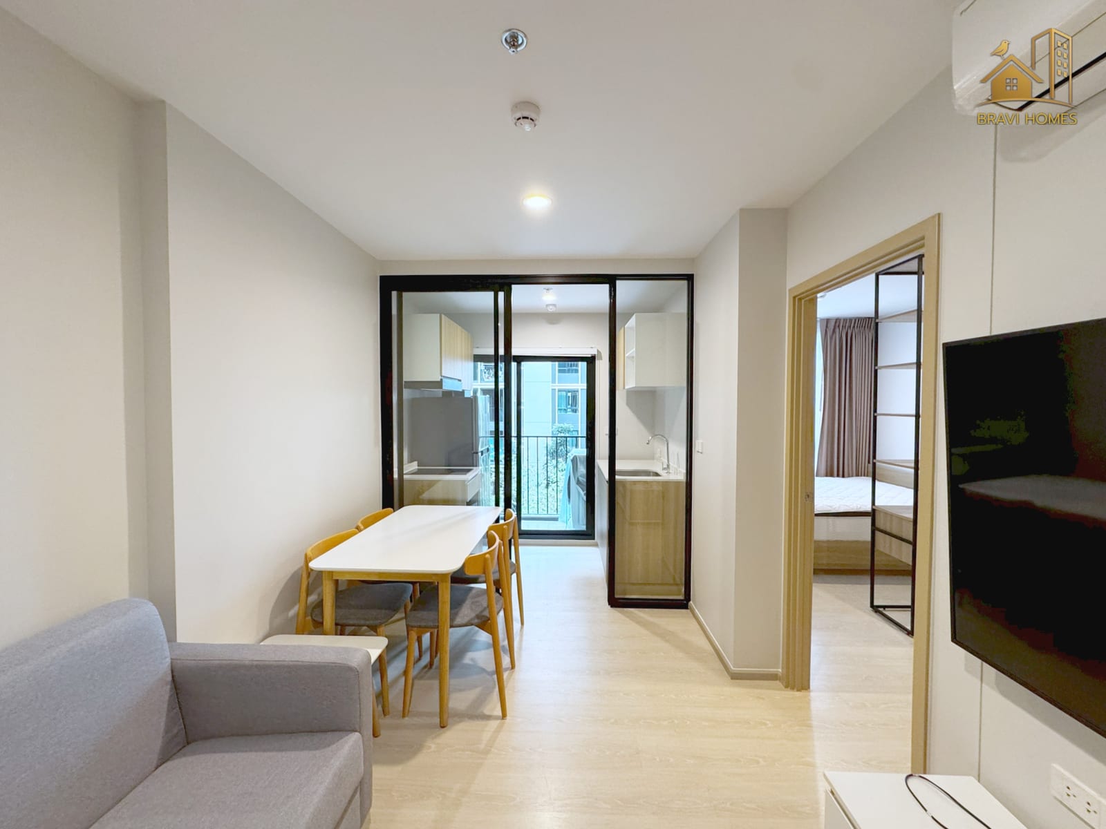 NUE CONNEX ดอนเมือง ห้องนั่งเล่นและมุมทานอาหาร ประตูกระจกกั้นห้องครัว