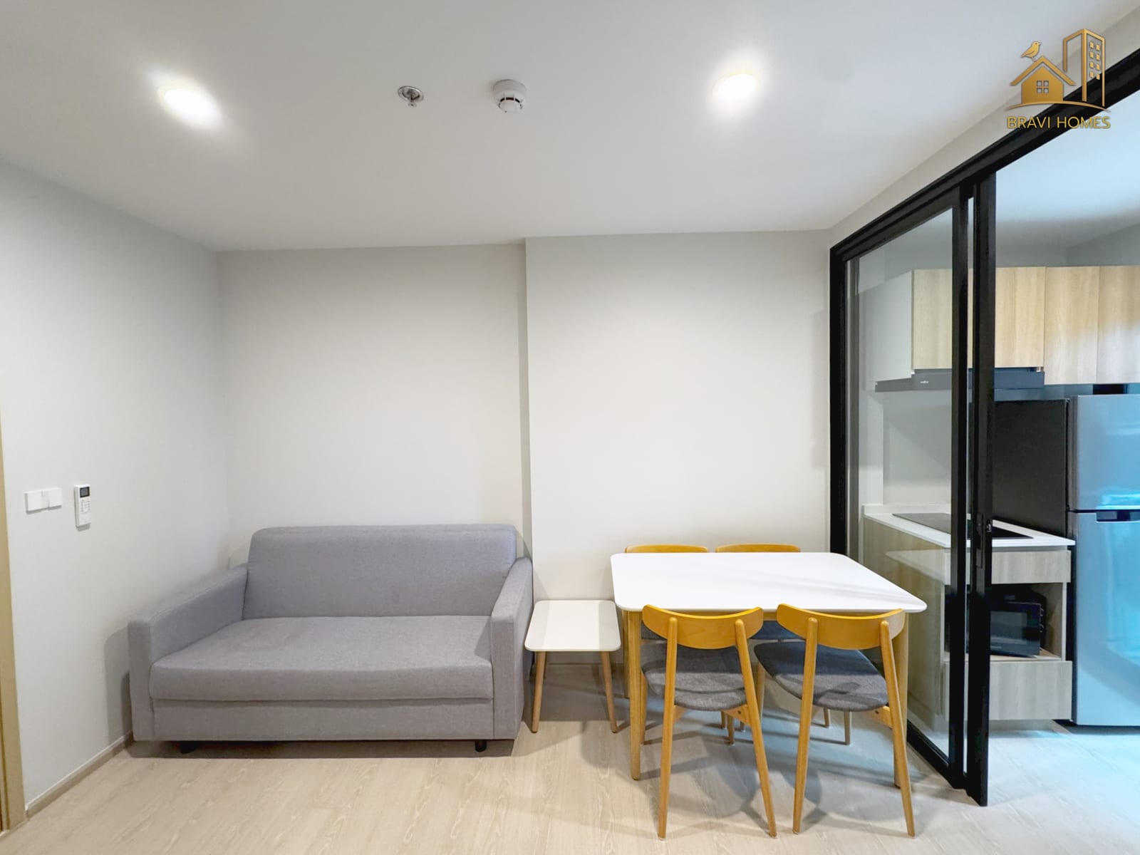 NUE CONNEX ดอนเมือง โซฟาและโต๊ะทานอาหารสีขาว เก้าอี้ไม้