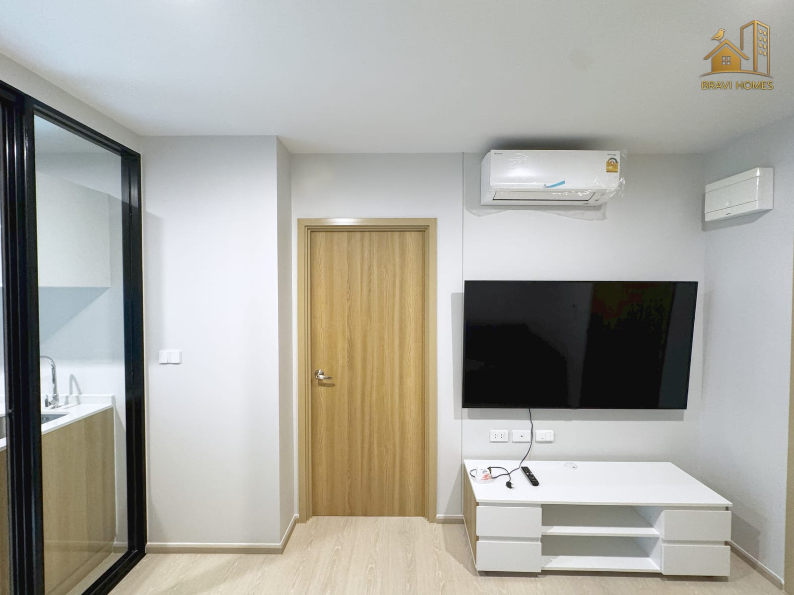 NUE CONNEX ดอนเมือง ห้องนั่งเล่น ทีวี Samsung จอใหญ่และแอร์