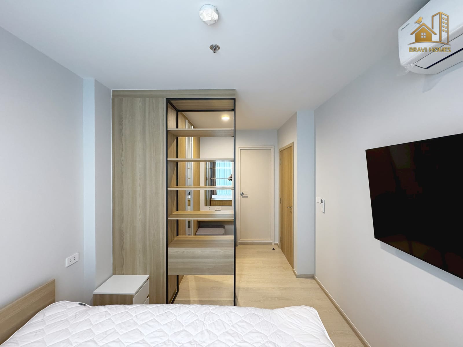 NUE CONNEX ดอนเมือง ห้องนอน เตียงและทีวีติดผนัง