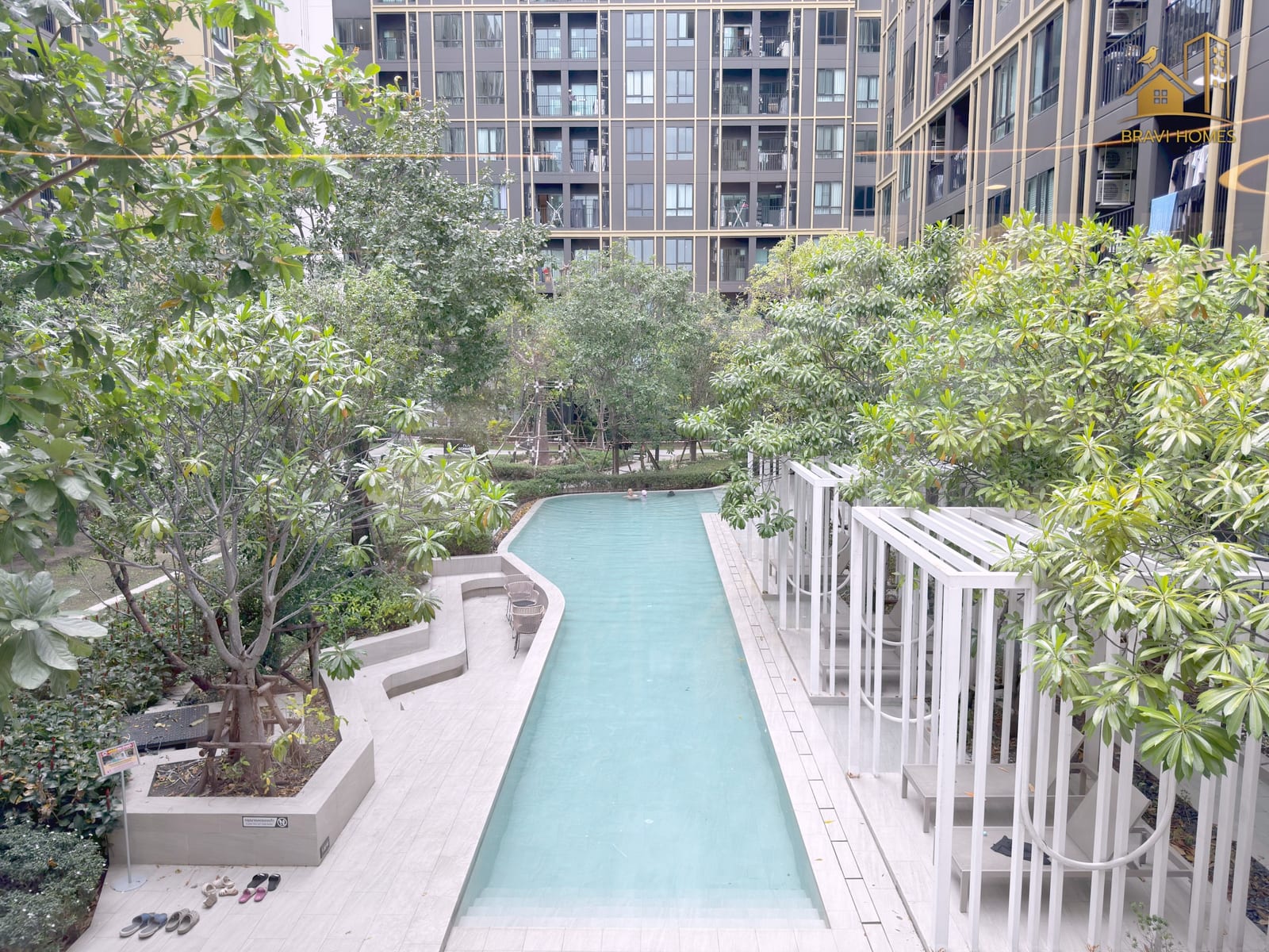 NUE CONNEX ดอนเมือง สระว่ายน้ำและสวนส่วนกลางของโครงการ