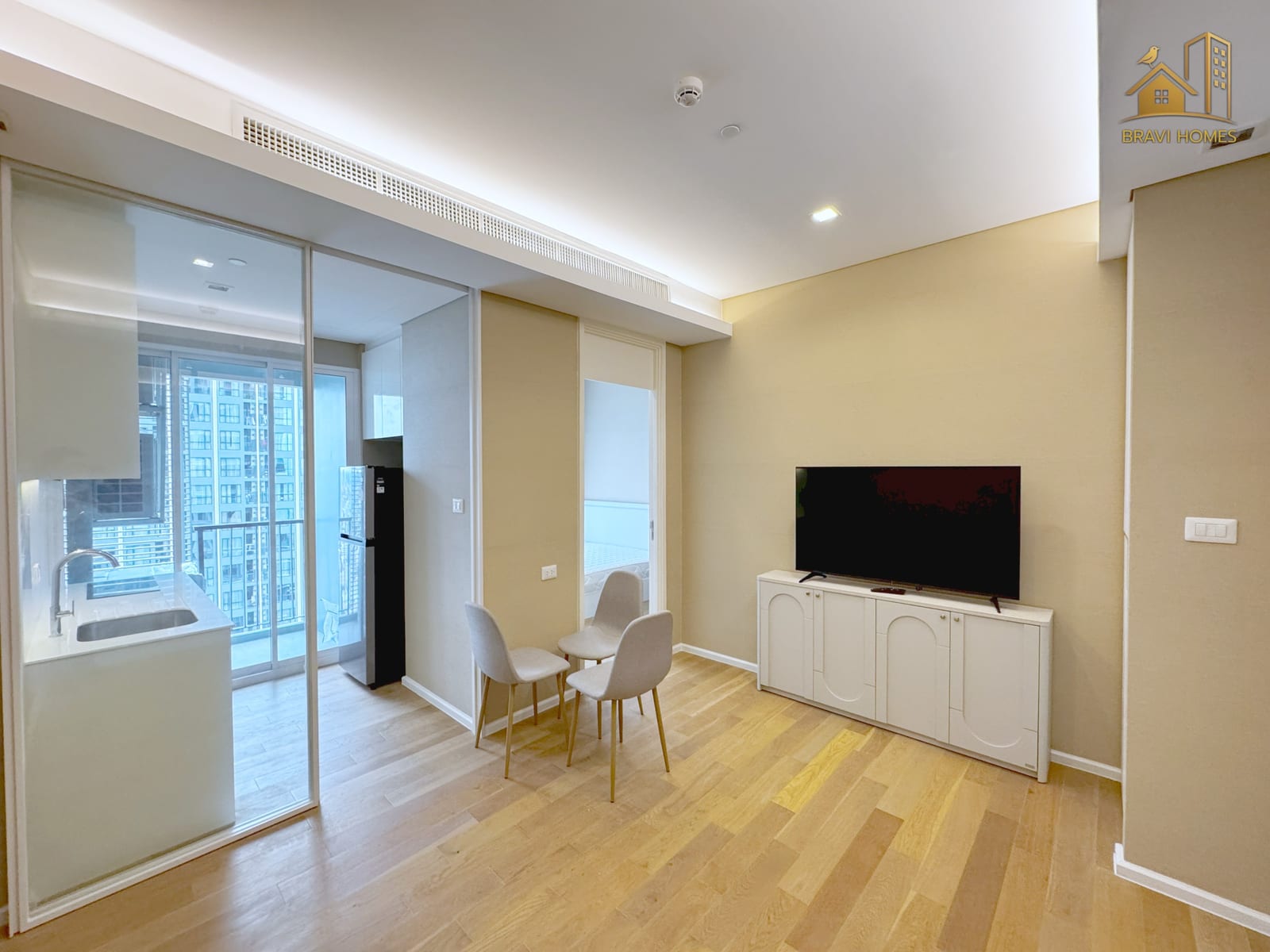 The Saint Residences ห้องใหม่ 35.8 ตร.ม. ห้องนั่งเล่น ตู้ทีวีและโต๊ะทานอาหาร