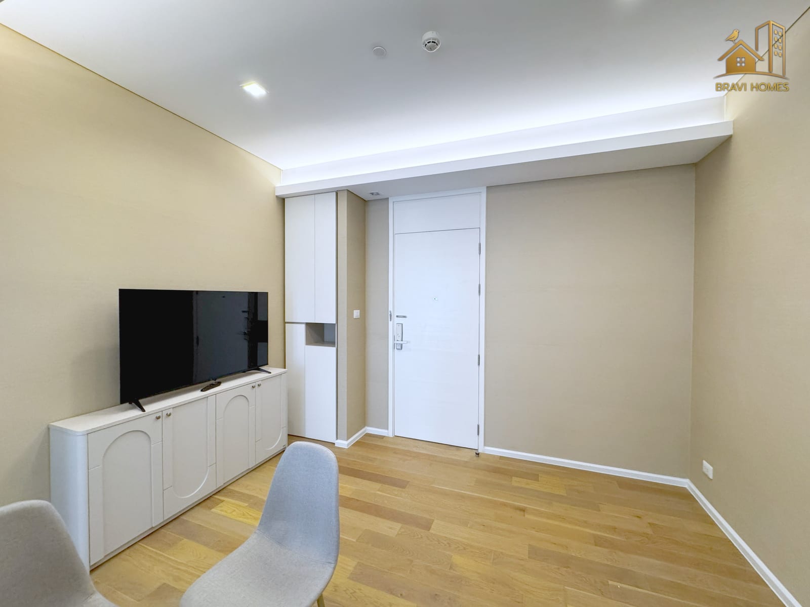 The Saint Residences ห้องใหม่ 35.8 ตร.ม. ห้องนั่งเล่น มองจากโต๊ะทานอาหาร