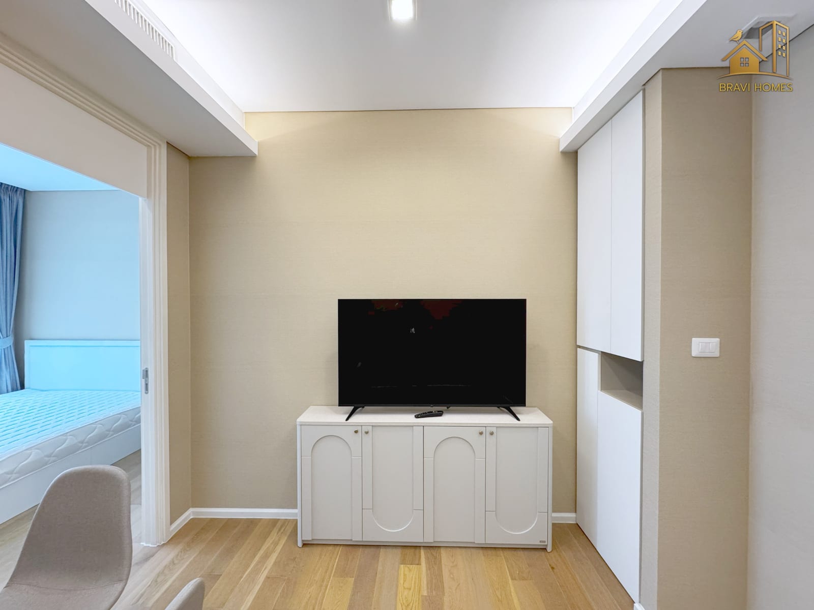 The Saint Residences ห้องใหม่ 35.8 ตร.ม. ห้องนั่งเล่นและทีวี มองเห็นห้องนอน