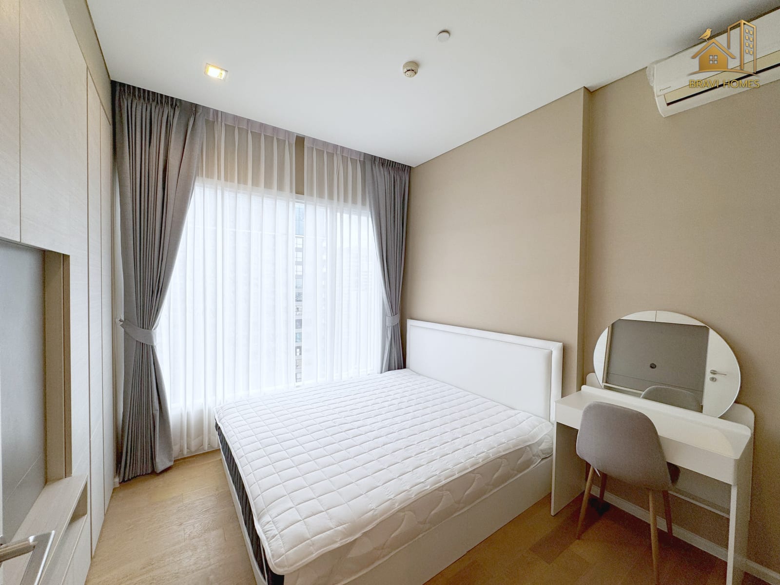 The Saint Residences ห้องใหม่ 35.8 ตร.ม. ห้องนอน เตียง 5 ฟุตและโต๊ะเครื่องแป้ง