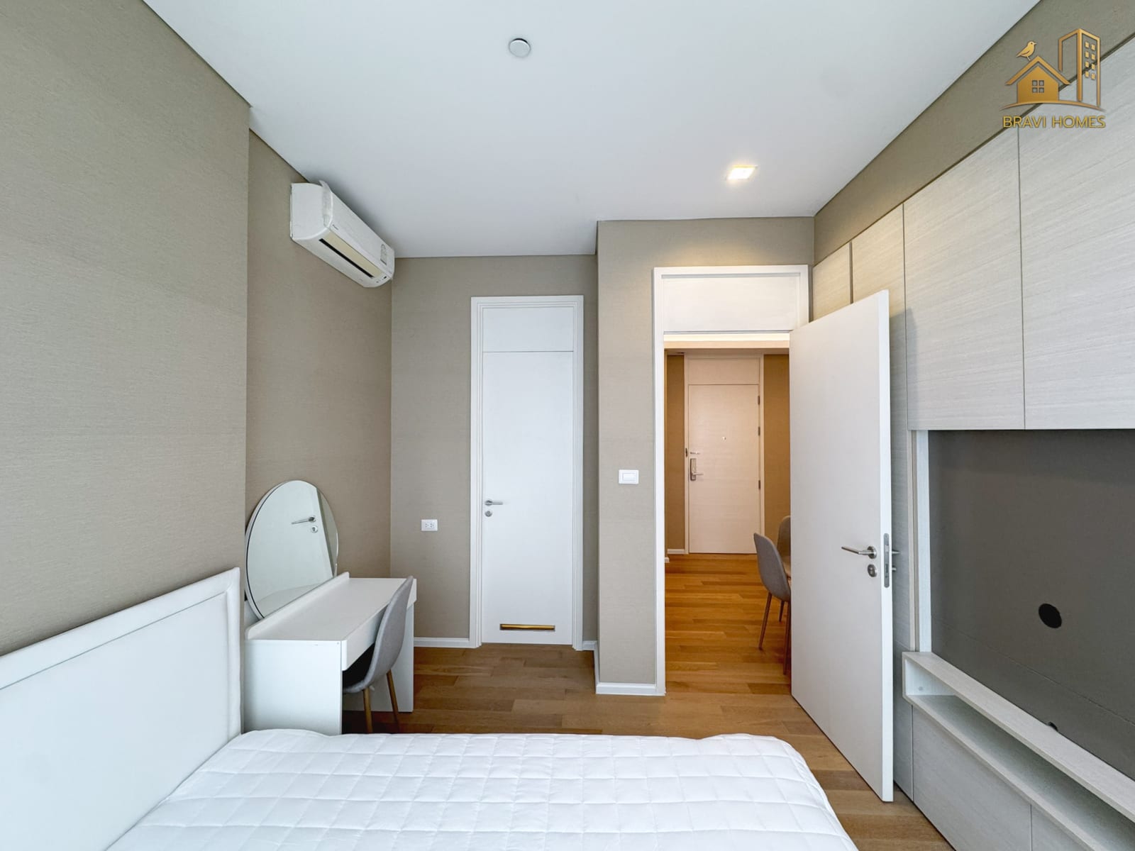The Saint Residences ห้องใหม่ 35.8 ตร.ม. ห้องนอน ตู้เสื้อผ้าบิลท์อินและประตูห้องน้ำ