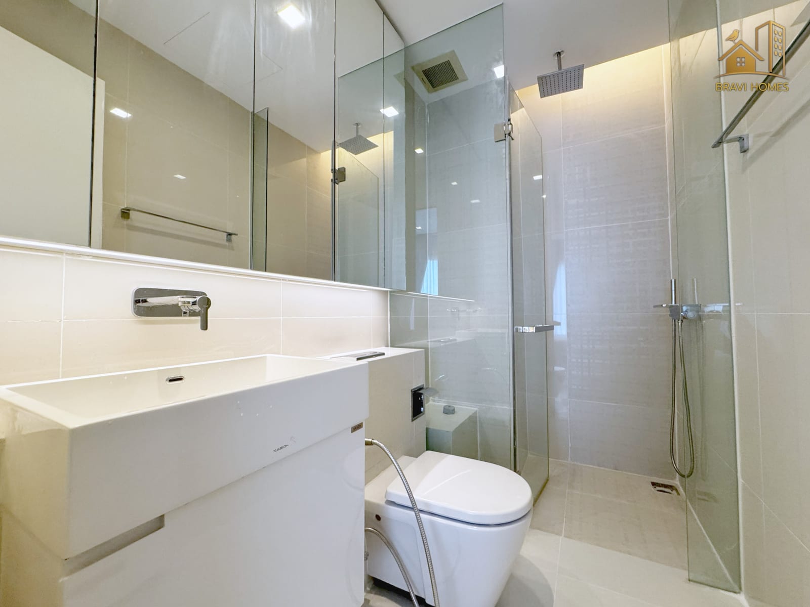 The Saint Residences ห้องใหม่ 35.8 ตร.ม. ห้องน้ำ ฝักบัวกั้นกระจกและอ่างล้างหน้า