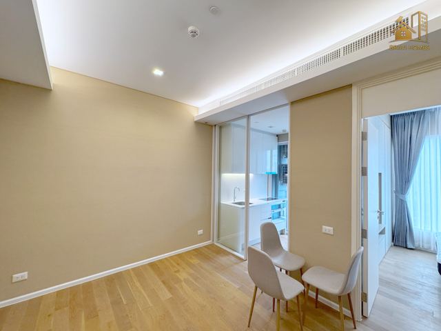 The Saint Residences ห้องใหม่ 35.8 ตร.ม. ห้องนั่งเล่นและมุมทานอาหาร ประตูกระจกกั้นครัว