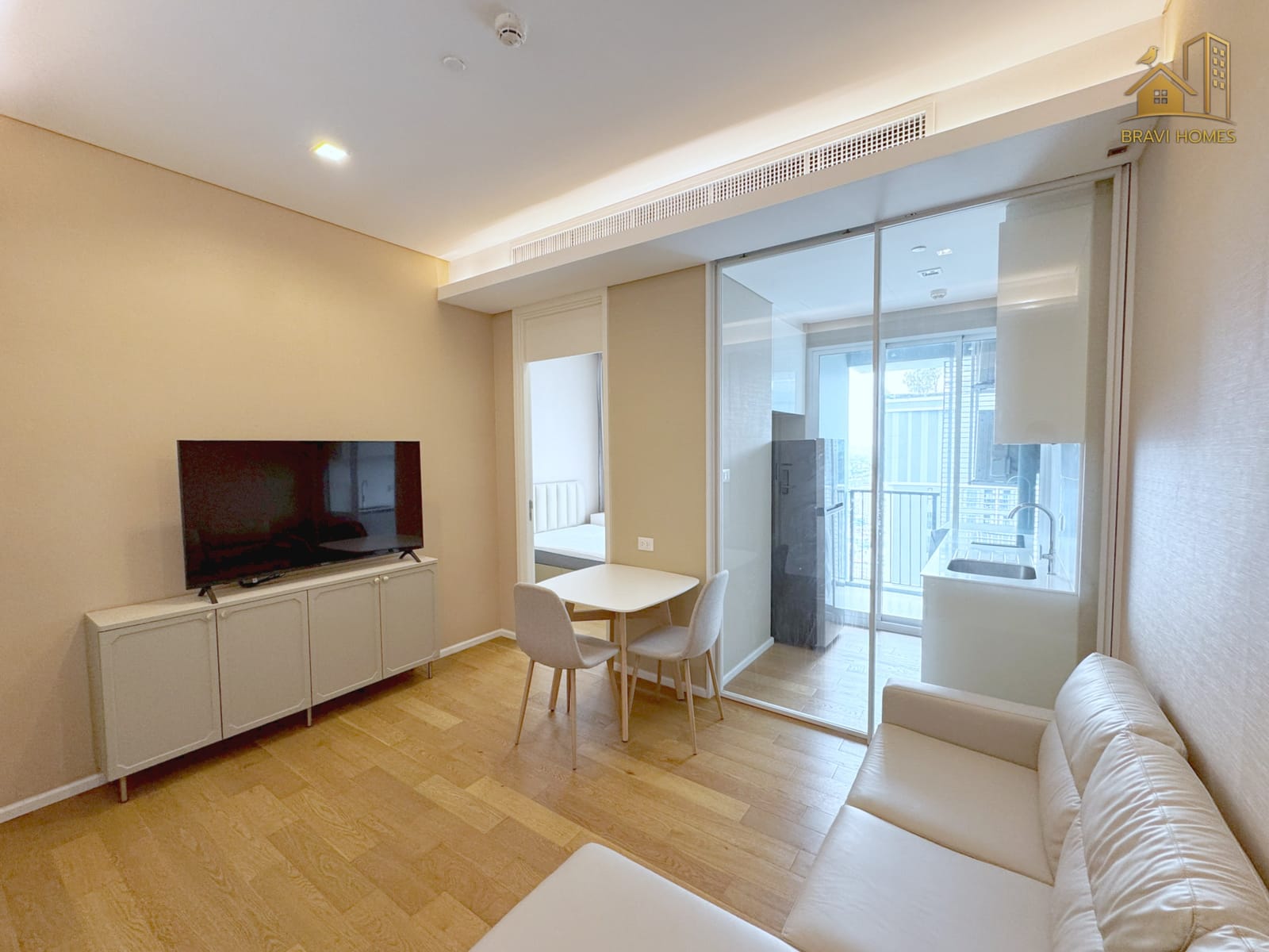 The Saint Residences ห้องใหม่ 35 ตร.ม. ชั้น 34 ห้องนั่งเล่น ทีวี โซฟาและโต๊ะทานอาหาร