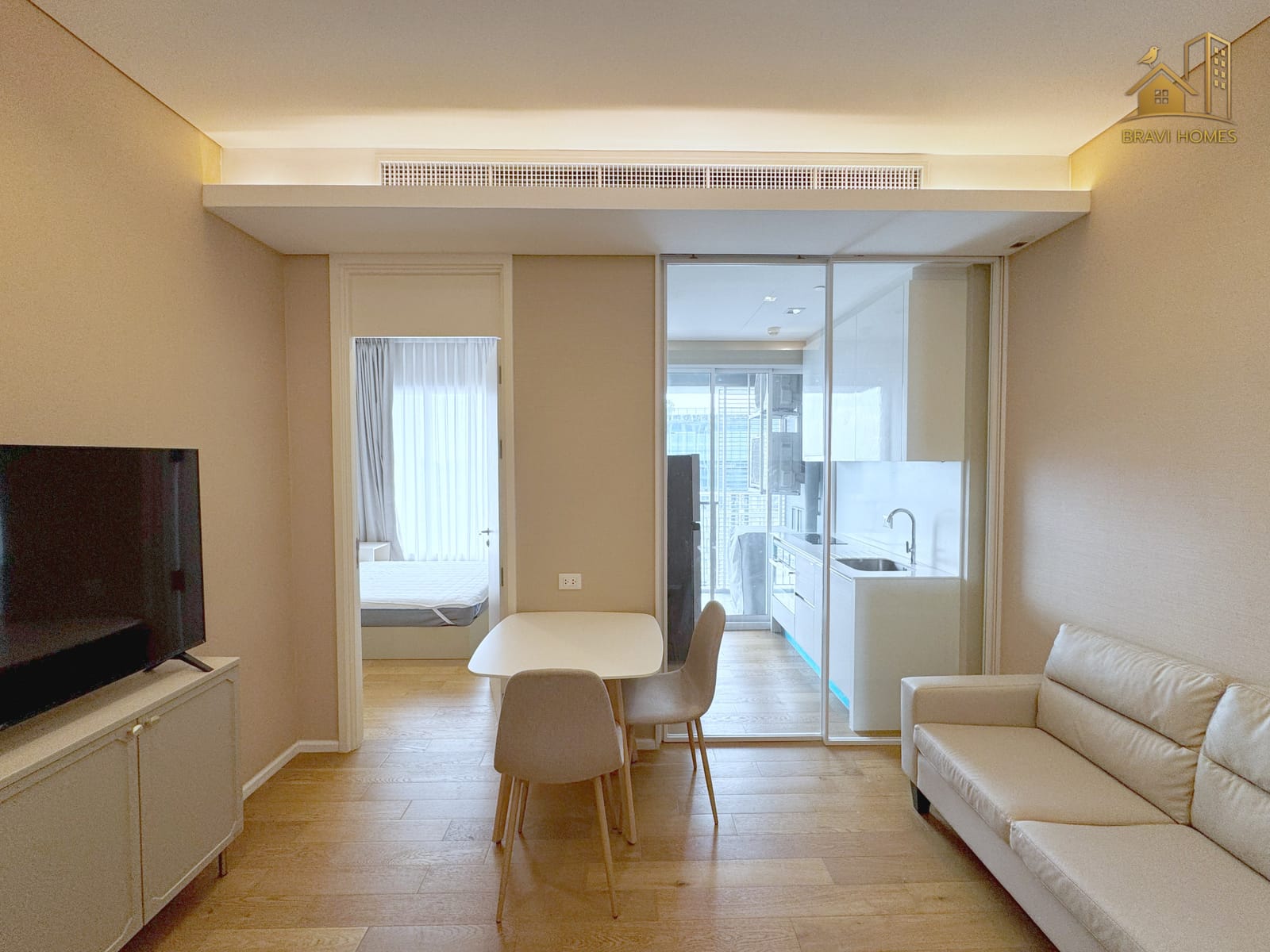 The Saint Residences ห้องใหม่ 35 ตร.ม. ชั้น 34 ห้องนั่งเล่น มองเห็นห้องนอนและครัว