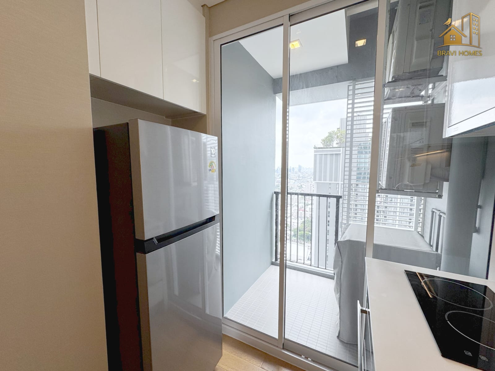 The Saint Residences ห้องใหม่ 35 ตร.ม. ชั้น 34 ตู้เย็นและประตูกระจกออกระเบียง
