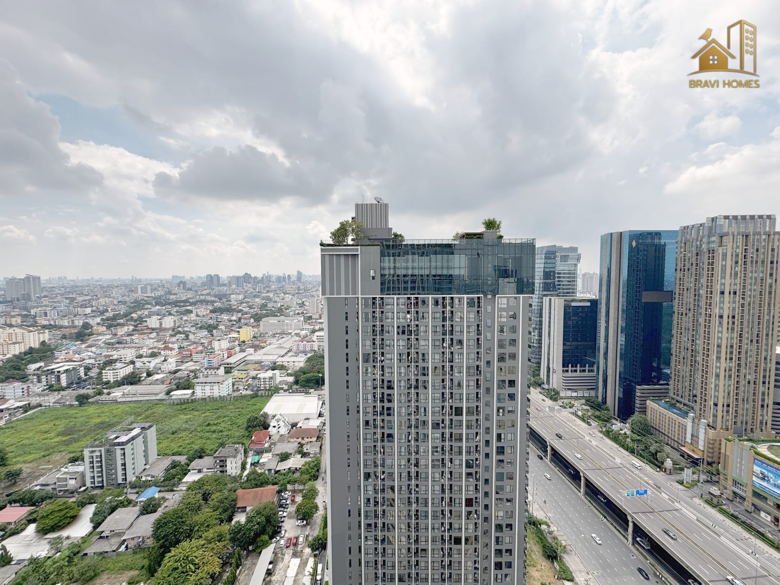 The Saint Residences ชั้น 34 วิวเมืองจากระเบียงห้อง