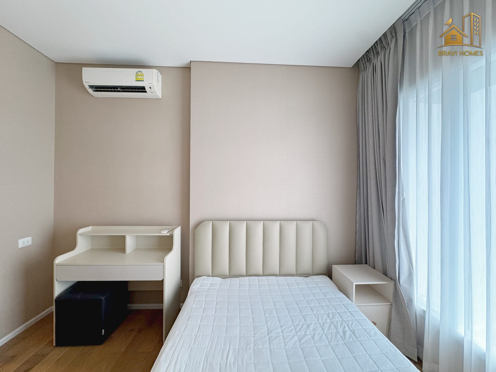 The Saint Residences ห้องใหม่ 35 ตร.ม. ชั้น 34 ห้องนอน เตียง 5 ฟุต โต๊ะเครื่องแป้งและแอร์