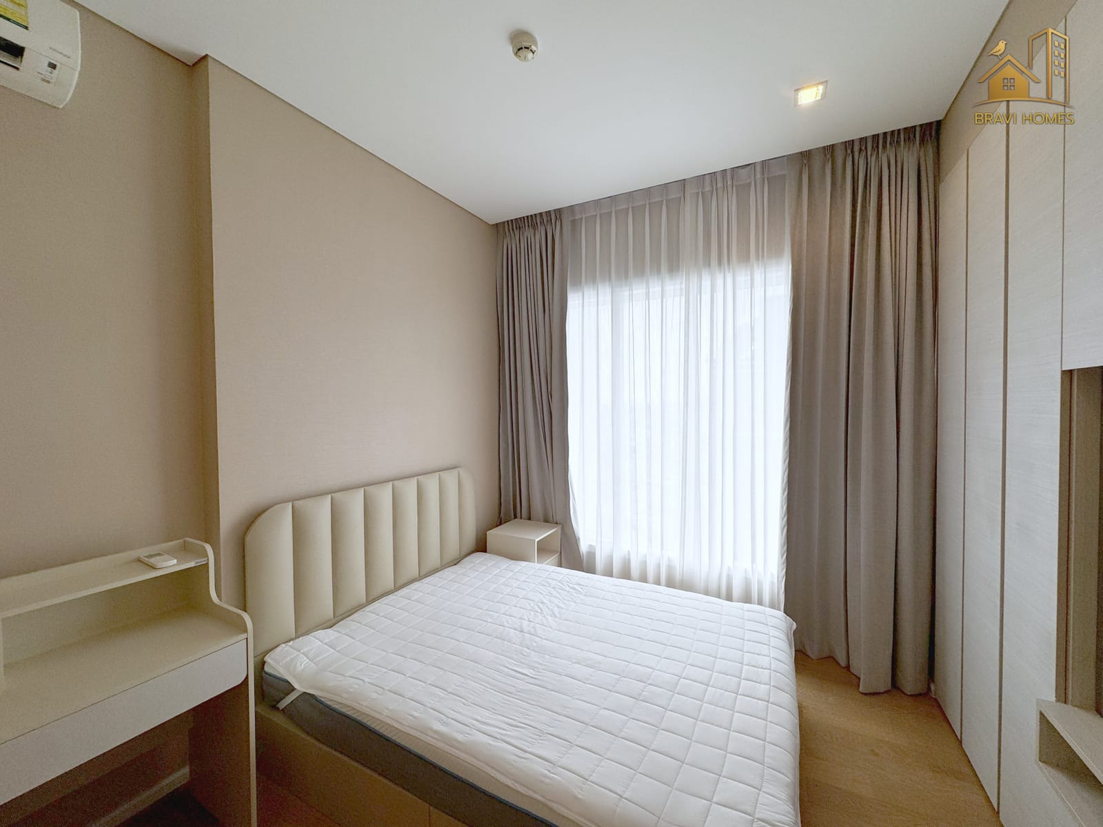 The Saint Residences ห้องใหม่ 35 ตร.ม. ชั้น 34 ห้องนอน เตียงและผ้าม่าน