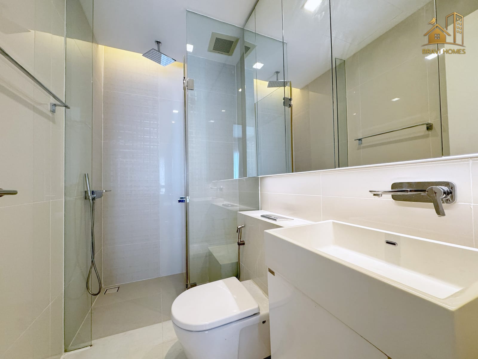 The Saint Residences ห้องใหม่ 35 ตร.ม. ชั้น 34 ห้องน้ำ ฝักบัวกั้นกระจกและอ่างล้างหน้า