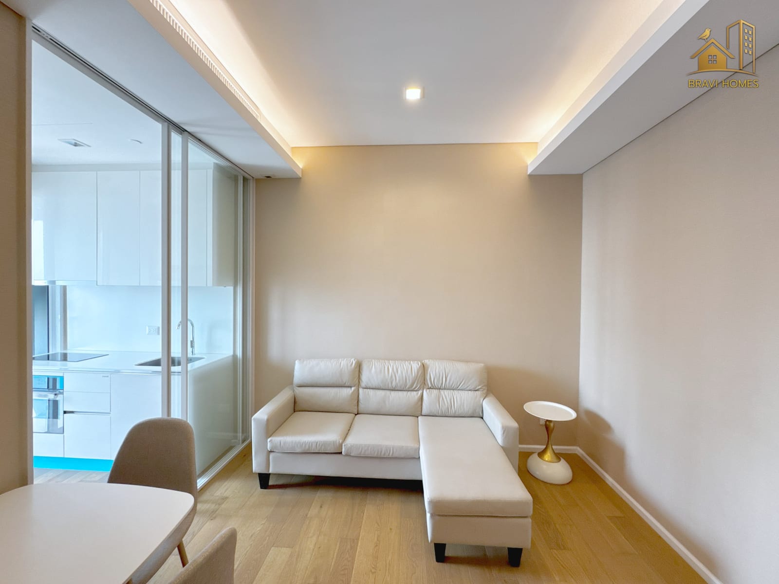 The Saint Residences ห้องใหม่ 35 ตร.ม. ชั้น 34 ห้องนั่งเล่น โซฟาและมุมทานอาหาร