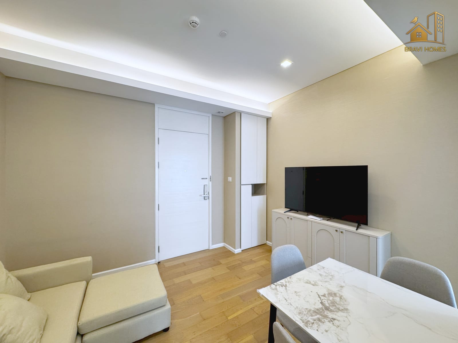 The Saint Residences ห้องใหม่ 35.1 ตร.ม. ห้องนั่งเล่นมองจากประตู โซฟาและโต๊ะทานอาหารหินอ่อน