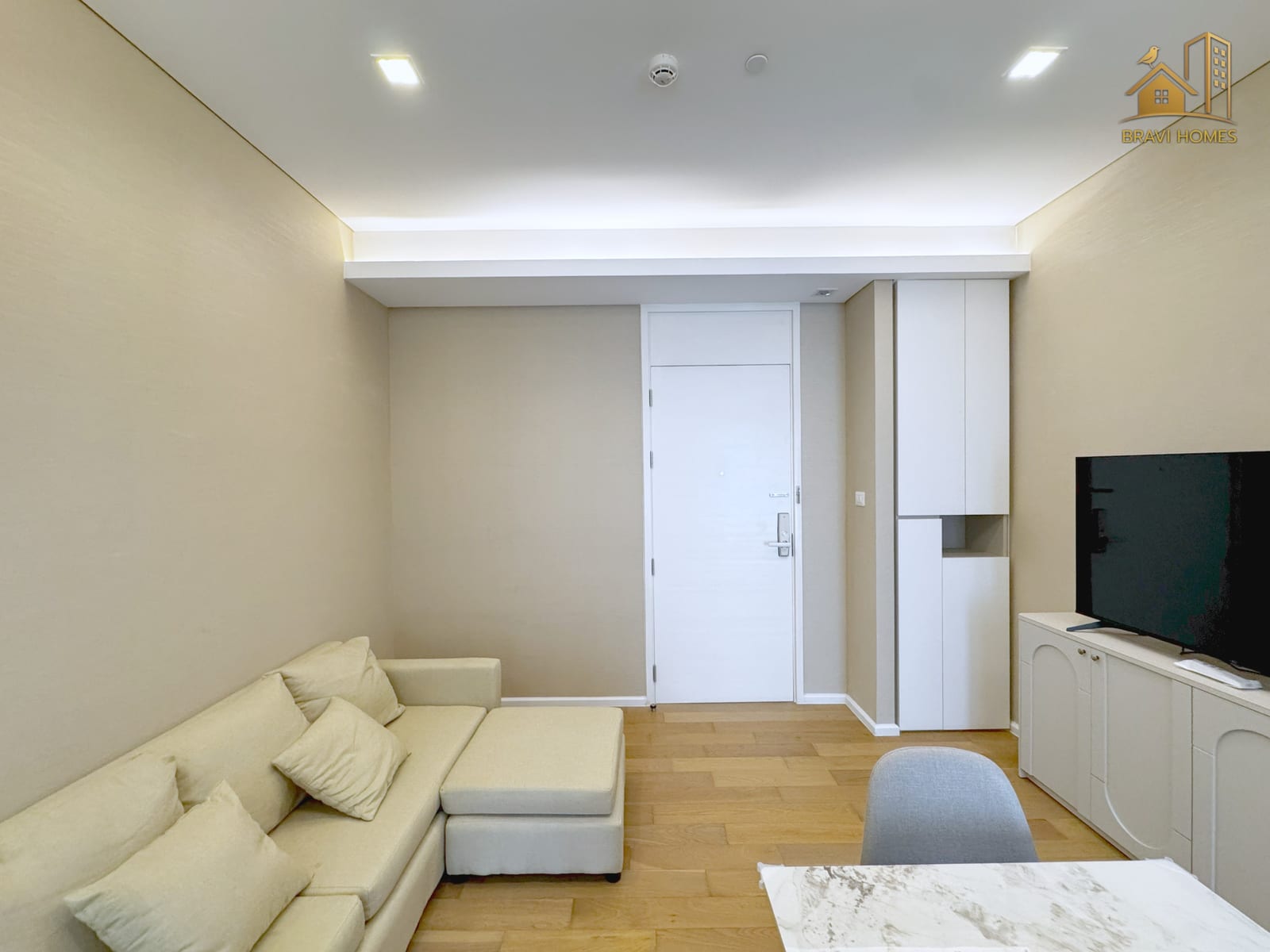 The Saint Residences ห้องใหม่ 35.1 ตร.ม. ห้องนั่งเล่น โซฟาและตู้ทีวี