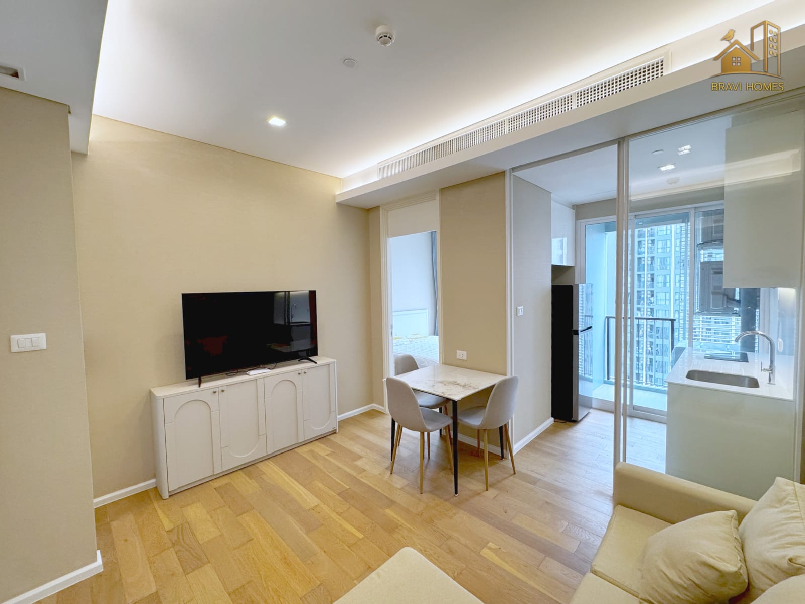The Saint Residences ห้องใหม่ 35.1 ตร.ม. ห้องนั่งเล่นและมุมทานอาหาร มองเห็นครัว