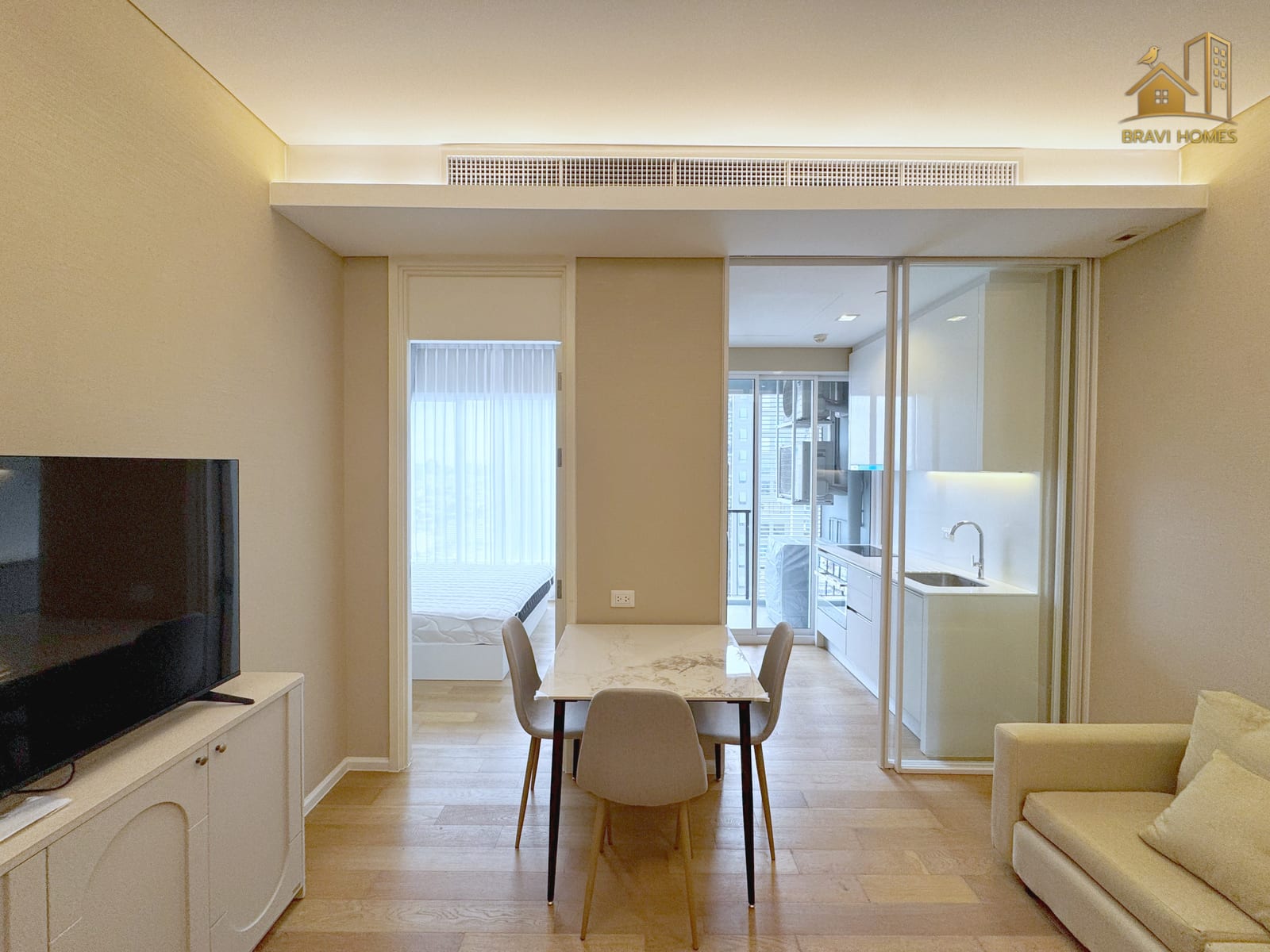 The Saint Residences ห้องใหม่ 35.1 ตร.ม. ห้องนั่งเล่น ทีวีและโต๊ะทานอาหาร