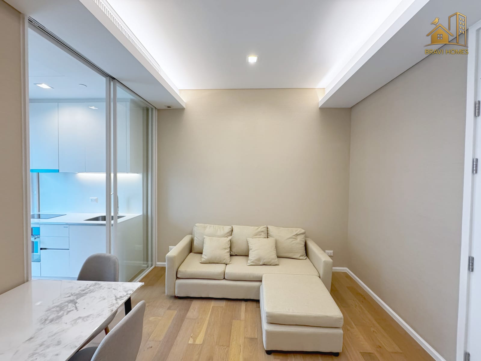The Saint Residences ห้องใหม่ 35.1 ตร.ม. โซฟาตัวแอลและโต๊ะทานอาหาร