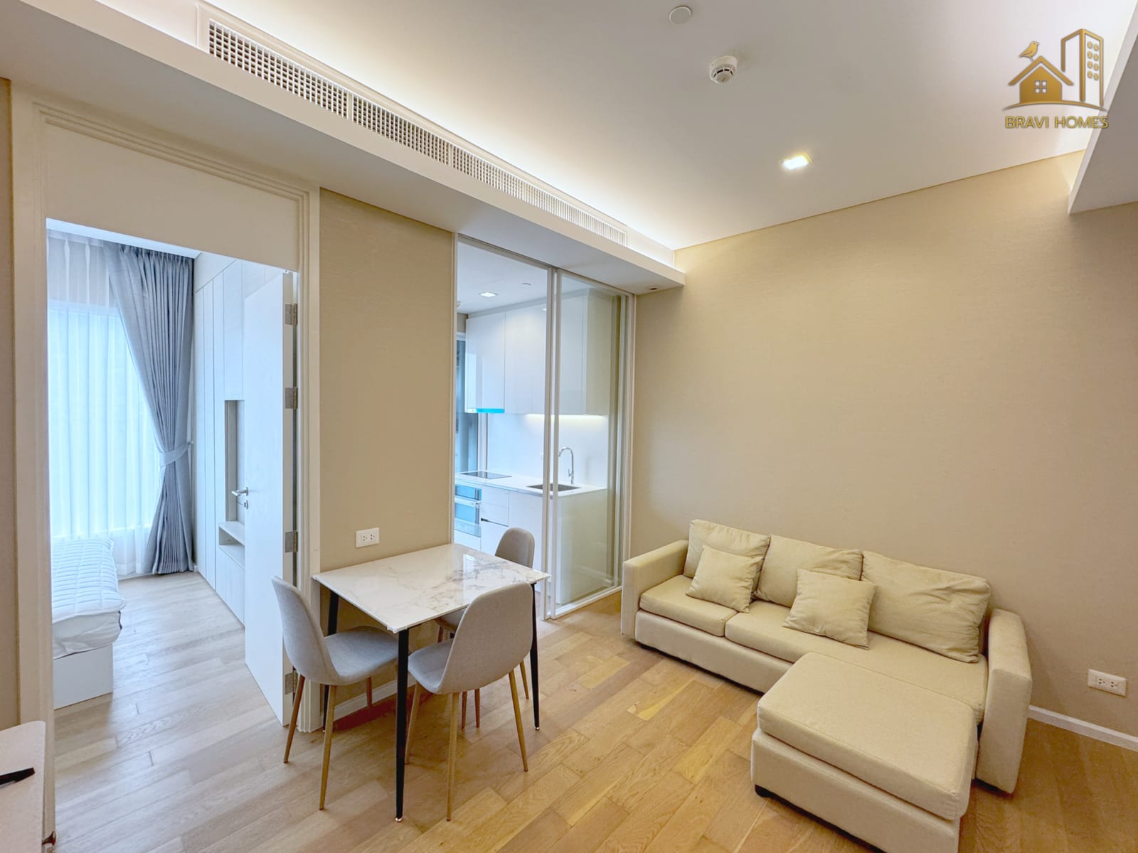 The Saint Residences ห้องใหม่ 35.1 ตร.ม. ห้องนั่งเล่นและทางเข้าห้องนอน