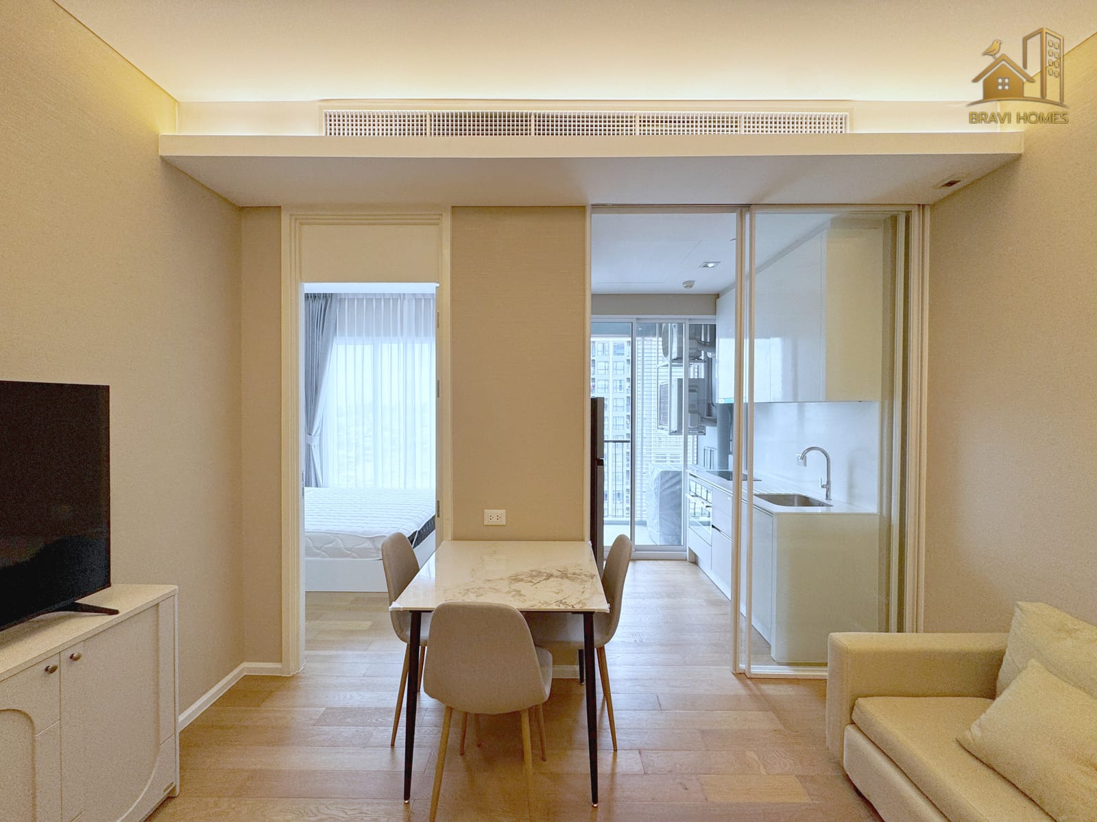 The Saint Residences ห้องใหม่ 35.1 ตร.ม. ห้องนั่งเล่น ประตูกระจกกั้นครัว