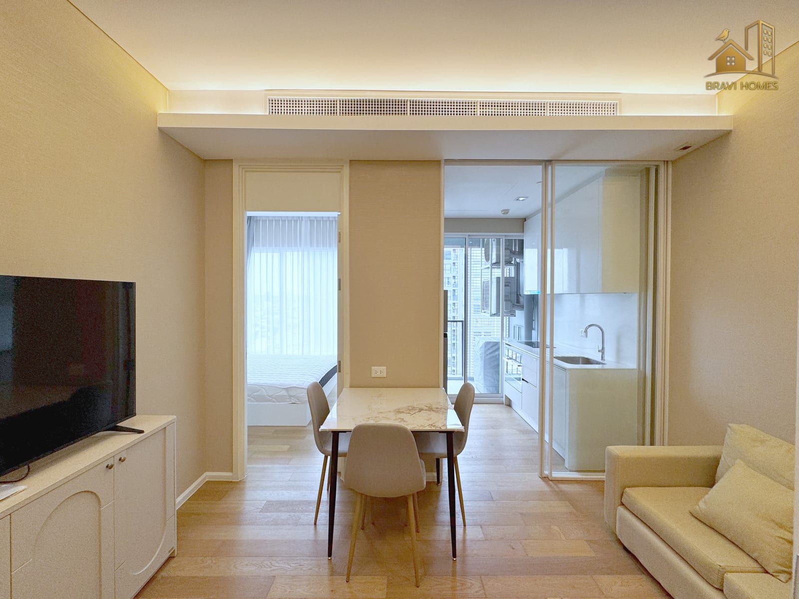 The Saint Residences ห้องใหม่ 35.1 ตร.ม. ห้องนั่งเล่น มองไปทางระเบียงและครัว