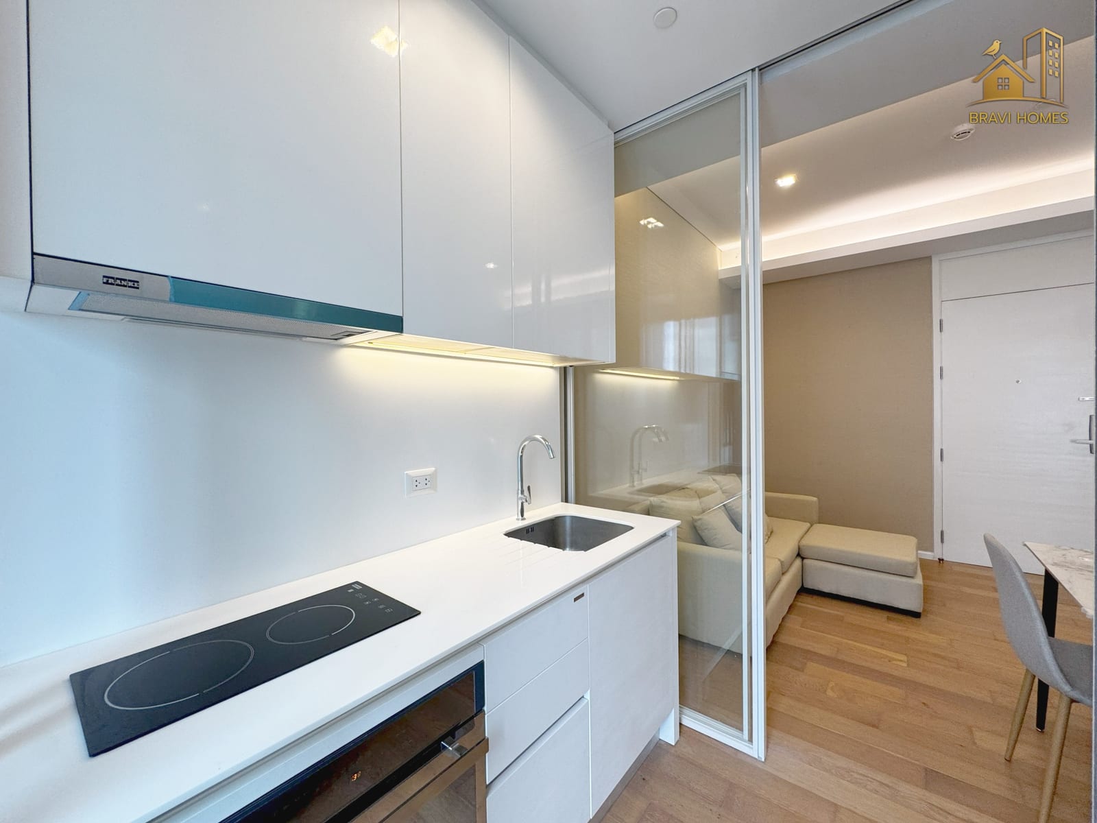 The Saint Residences ห้องใหม่ 35.1 ตร.ม. ครัว ฮูดดูดควันและตู้เก็บของ