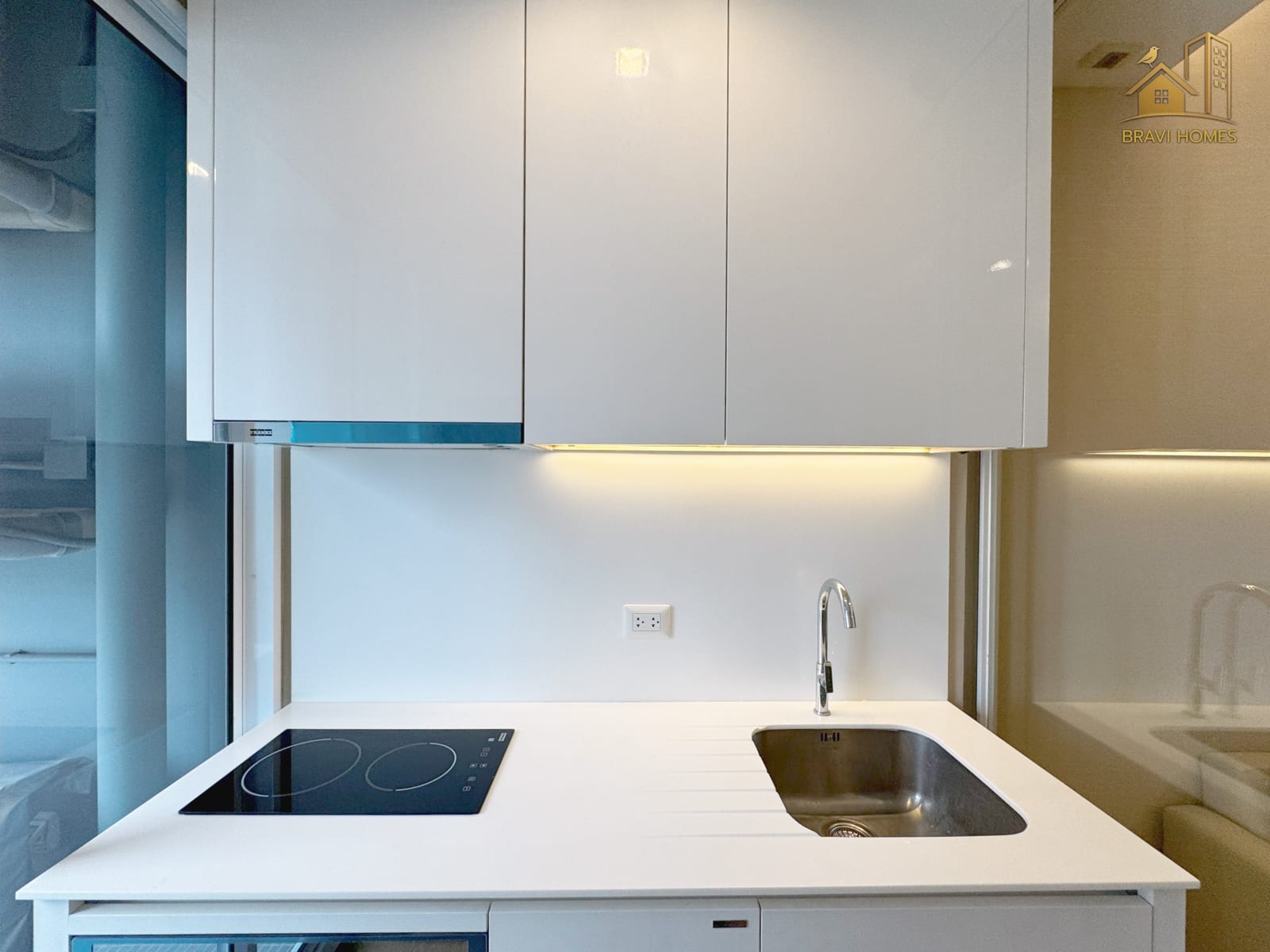 The Saint Residences ห้องใหม่ 35.1 ตร.ม. ครัว เคาน์เตอร์ เตาไฟฟ้าและอ่างล้างจาน