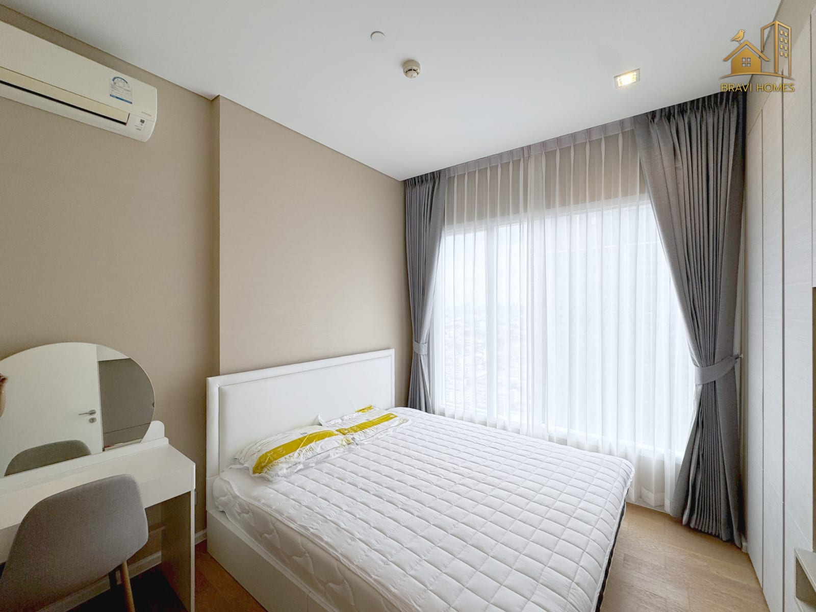 The Saint Residences ห้องใหม่ 35.1 ตร.ม. ห้องนอน เตียง 5 ฟุตและโต๊ะเครื่องแป้ง