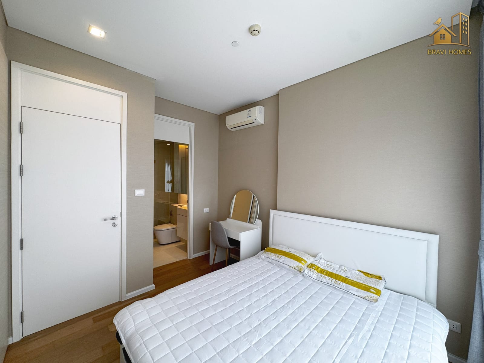 The Saint Residences ห้องใหม่ 35.1 ตร.ม. ห้องนอน เตียงและประตูห้องน้ำ