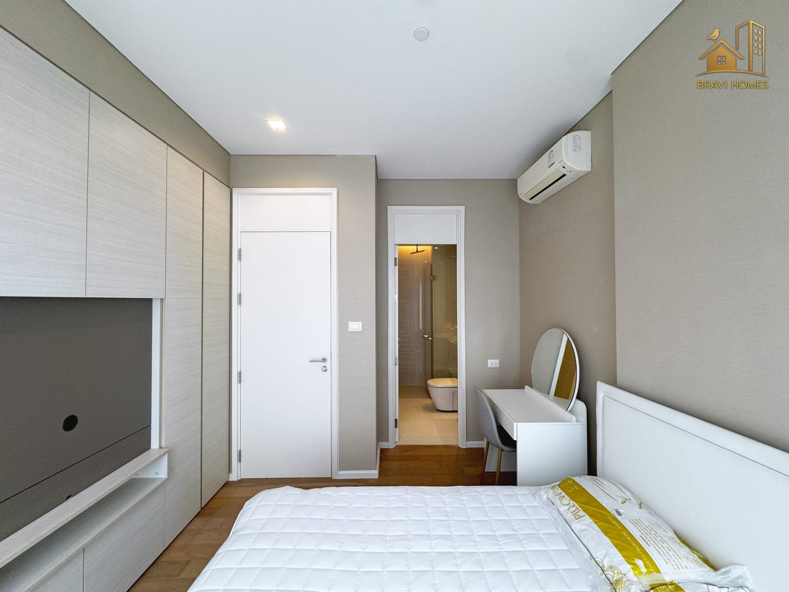 The Saint Residences ห้องใหม่ 35.1 ตร.ม. ห้องนอน เตียงและตู้เสื้อผ้าบิลท์อิน