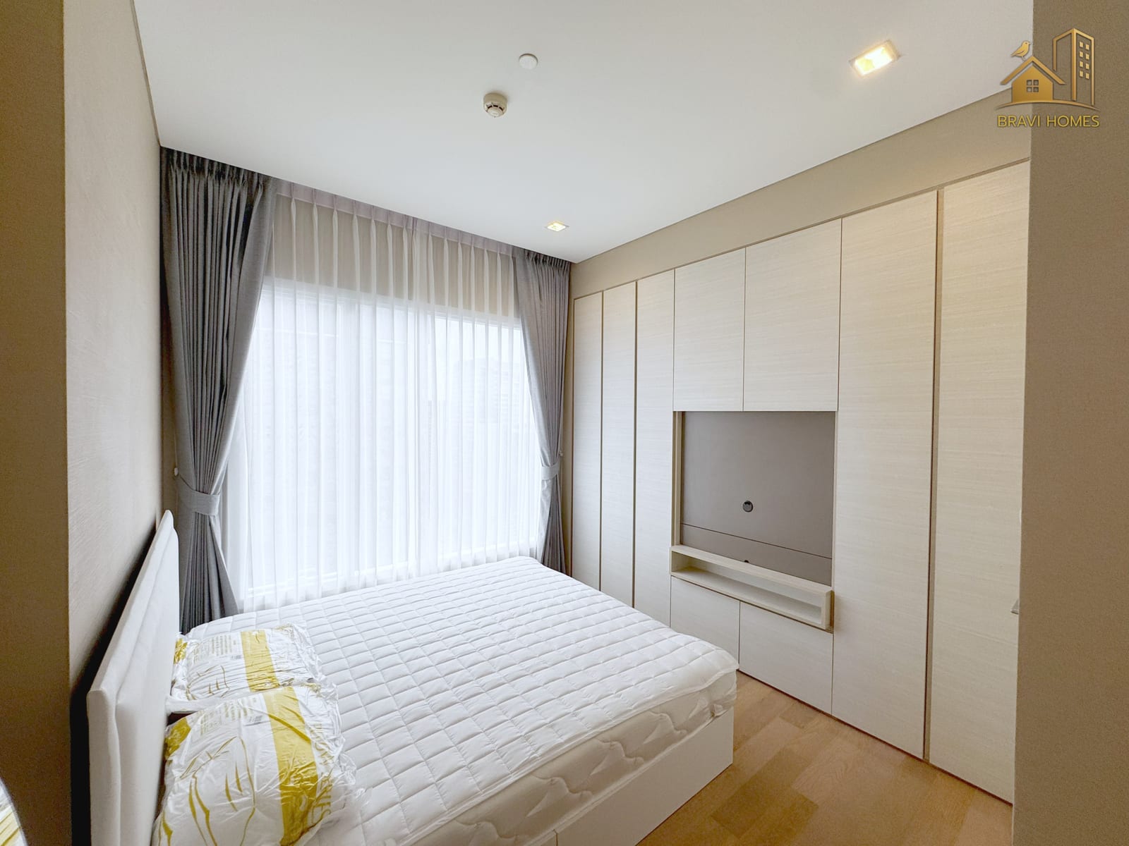 The Saint Residences ห้องใหม่ 35.1 ตร.ม. ห้องนอน หน้าต่างบานใหญ่และตู้เสื้อผ้า
