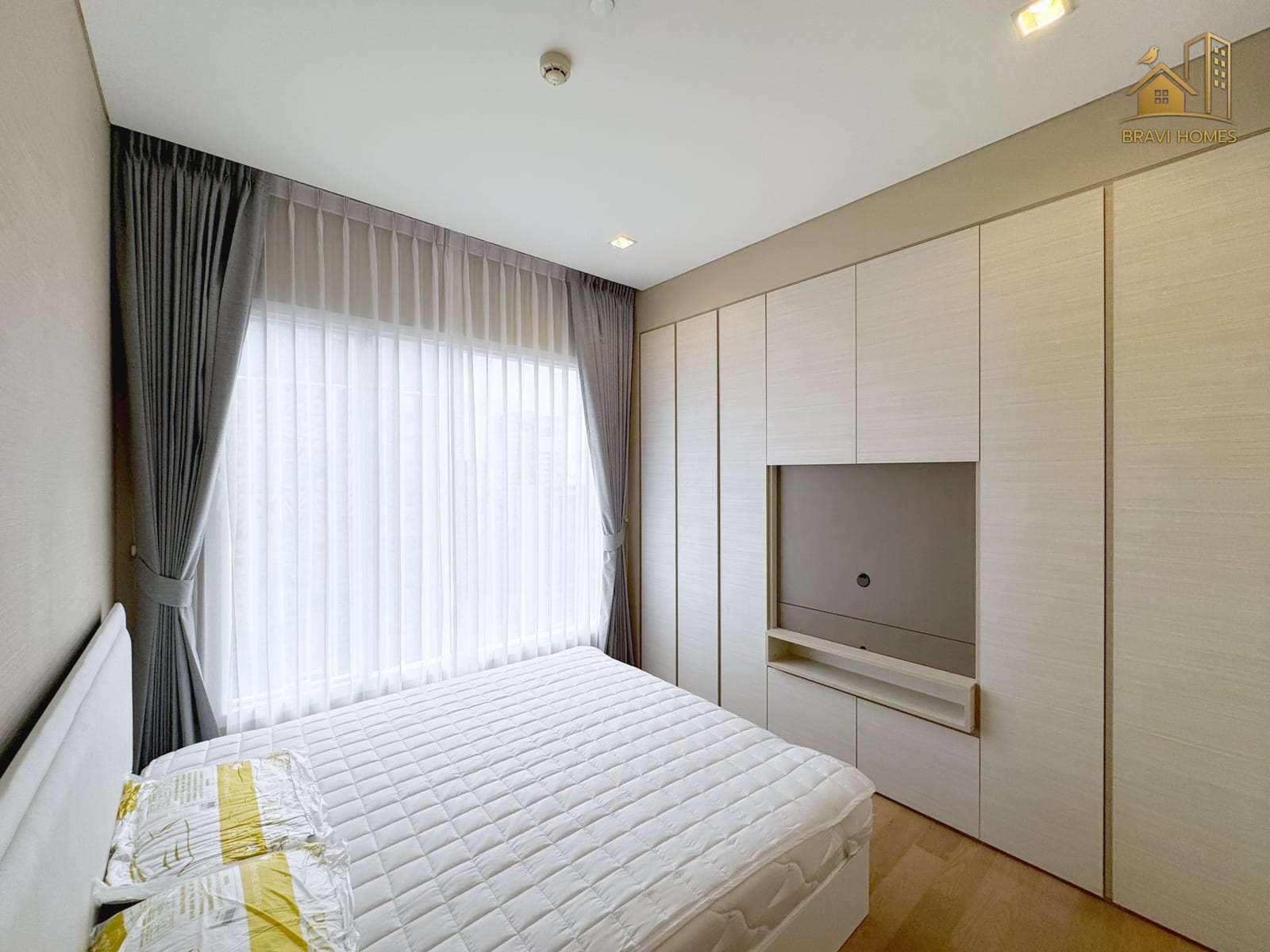 The Saint Residences ห้องใหม่ 35.1 ตร.ม. ห้องนอน ผ้าม่านและตู้เสื้อผ้า