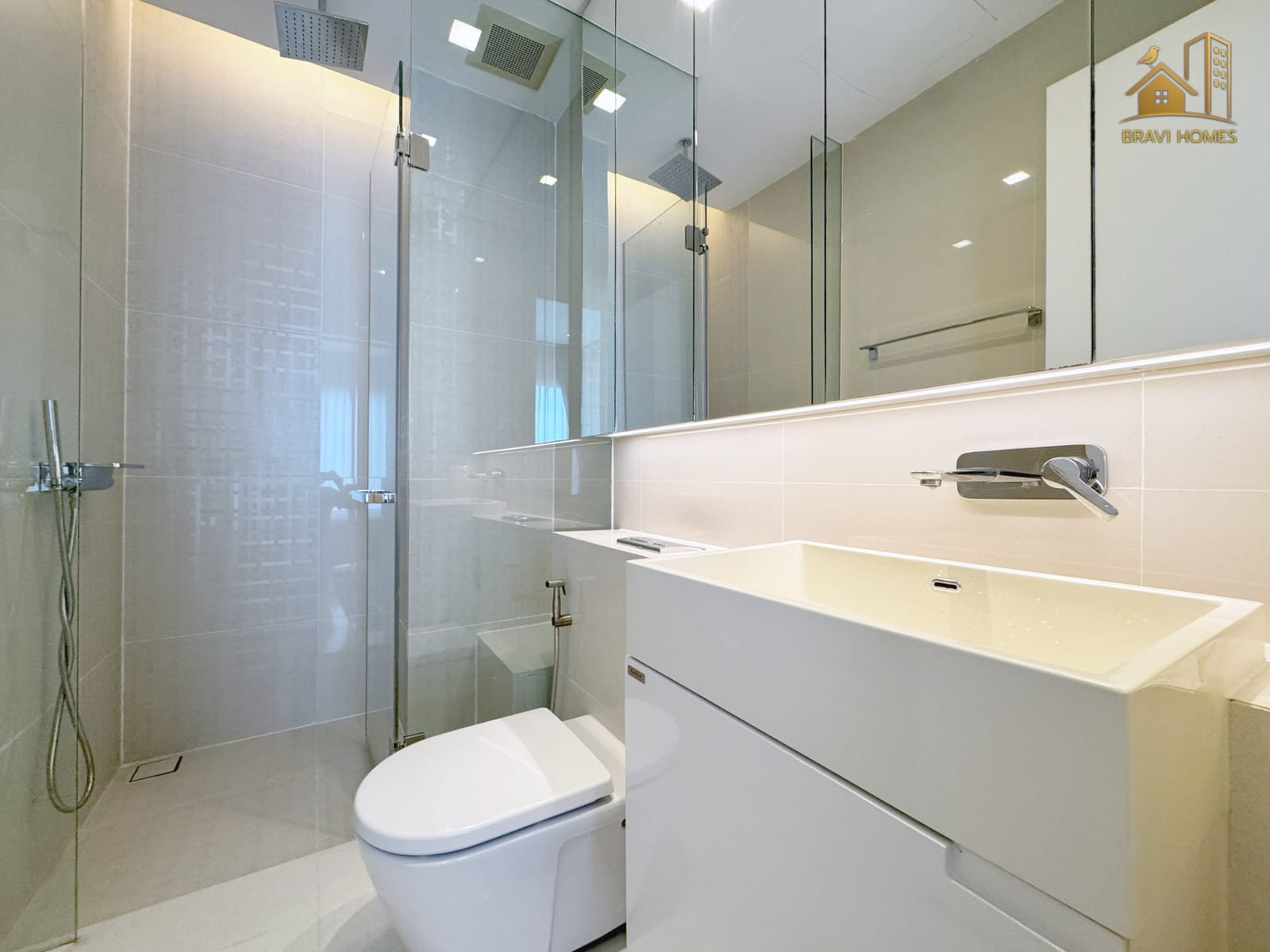The Saint Residences ห้องใหม่ 35.1 ตร.ม. ห้องน้ำ ฝักบัวกั้นกระจกและอ่างล้างหน้า