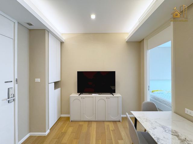 The Saint Residences ห้องใหม่ 35.1 ตร.ม. ทางเข้าห้อง ประตูและตู้ทีวี ห้องนั่งเล่น