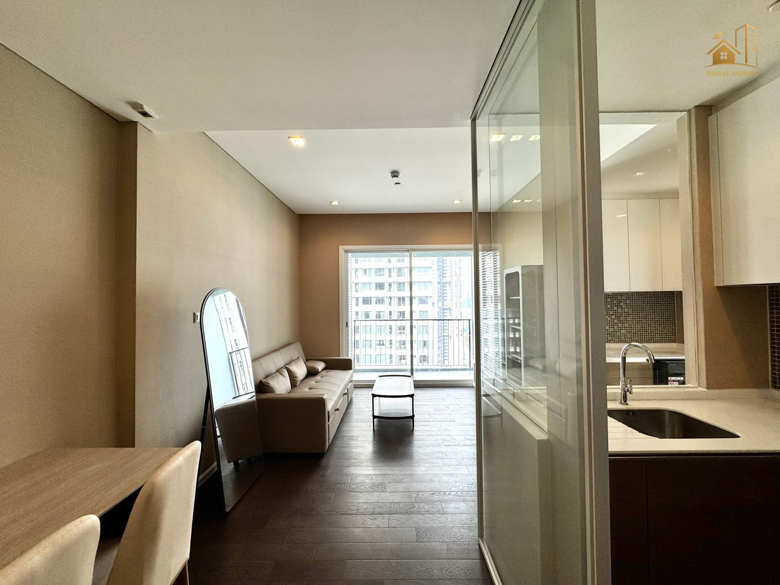 The Saint Residences ห้องใหม่ 2 นอน 64 ตร.ม. ห้องนั่งเล่นและครัว มองจากโต๊ะทานอาหาร