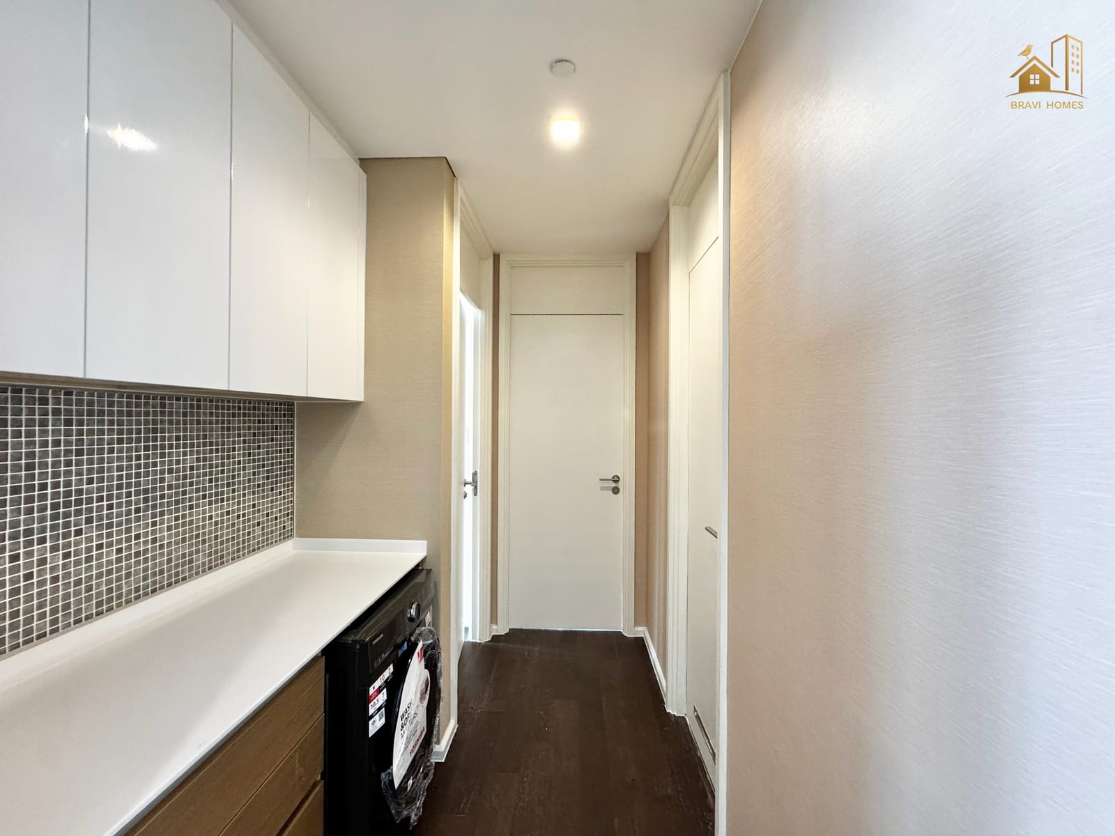 The Saint Residences ห้องใหม่ 2 นอน 64 ตร.ม. ทางเดินในห้อง เคาน์เตอร์และตู้เก็บของ