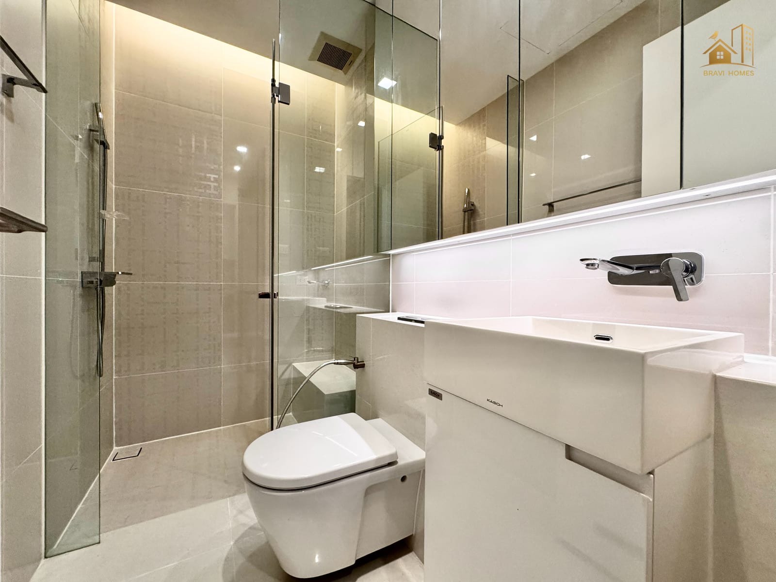 The Saint Residences ห้องใหม่ 2 นอน 64 ตร.ม. ห้องน้ำ ฝักบัวกั้นกระจกและอ่างล้างหน้า