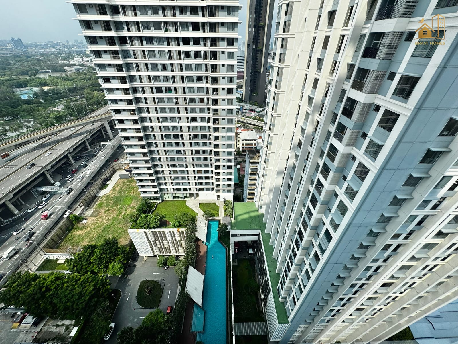 The Saint Residences วิวสระว่ายน้ำและสวนส่วนกลางจากห้อง