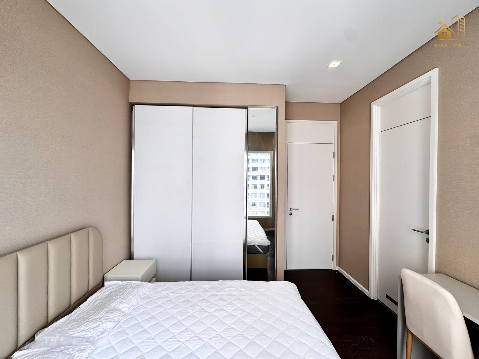 The Saint Residences ห้องใหม่ 2 นอน 64 ตร.ม. ห้องนอนใหญ่ เตียงและตู้เสื้อผ้าบิลท์อิน