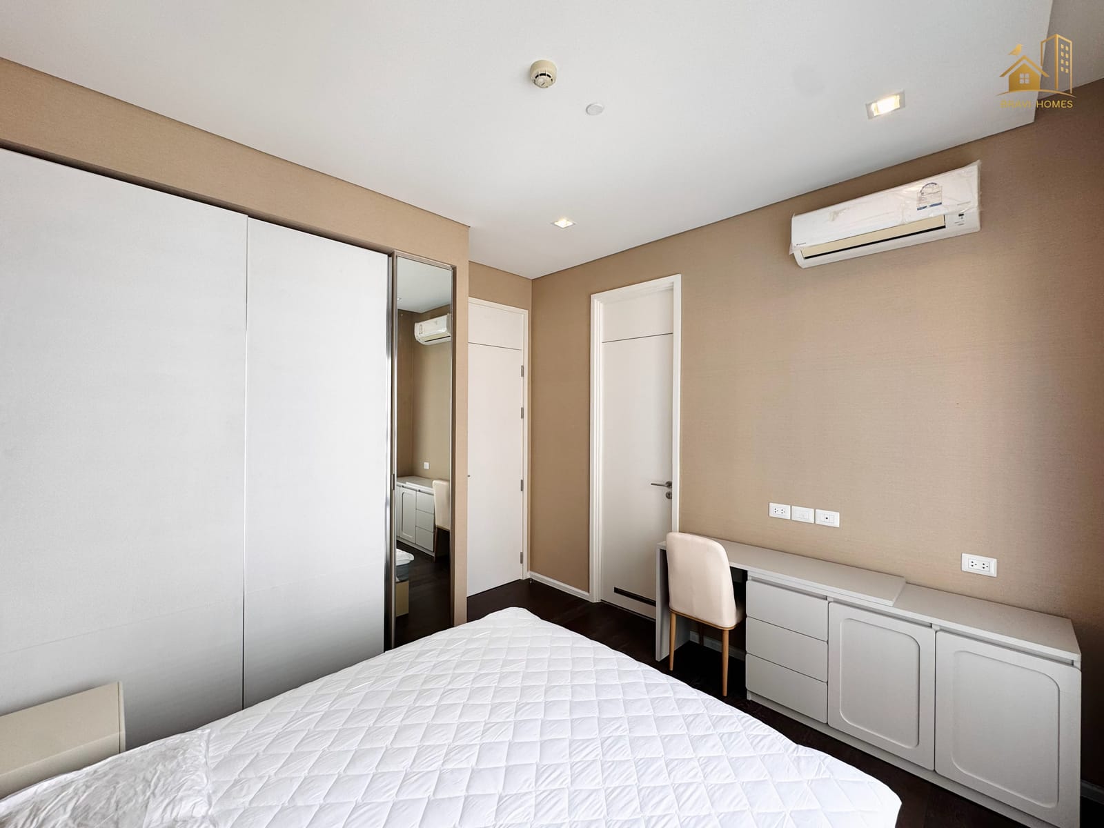 The Saint Residences ห้องใหม่ 2 นอน 64 ตร.ม. ห้องนอนใหญ่ ตู้เสื้อผ้า โต๊ะทำงานและแอร์