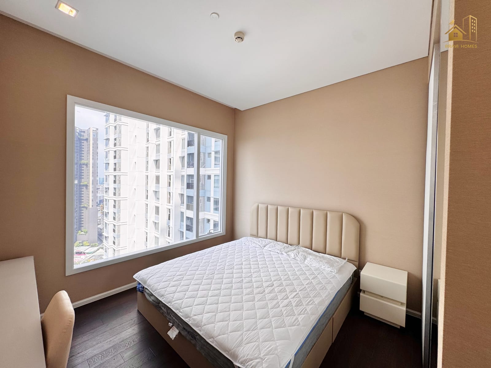 The Saint Residences ห้องใหม่ 2 นอน 64 ตร.ม. ห้องนอน เตียงและหน้าต่างบานใหญ่