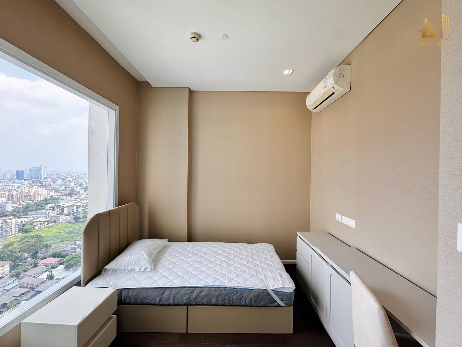 The Saint Residences ห้องใหม่ 2 นอน 64 ตร.ม. ห้องนอน เตียงและวิวเมืองจากหน้าต่าง