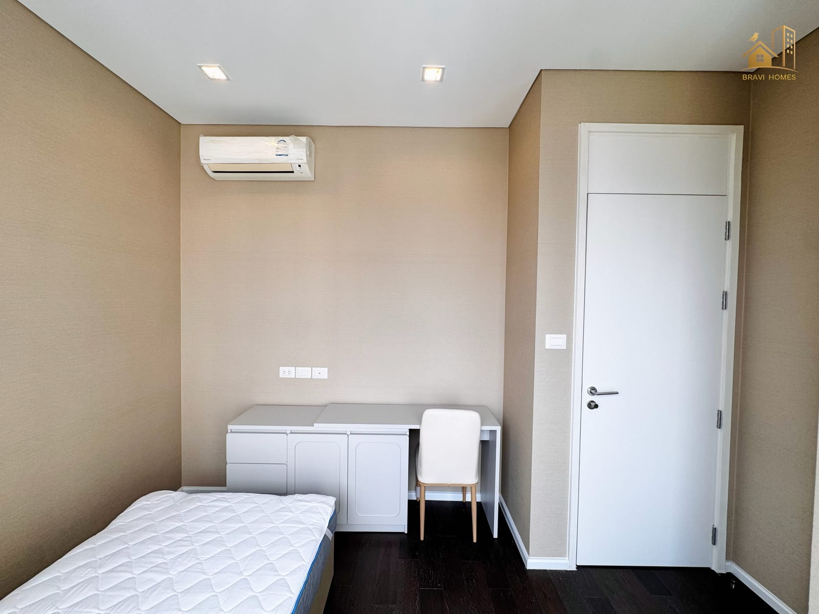 The Saint Residences ห้องใหม่ 2 นอน 64 ตร.ม. ห้องนอนที่สอง เตียง แอร์และประตูห้อง