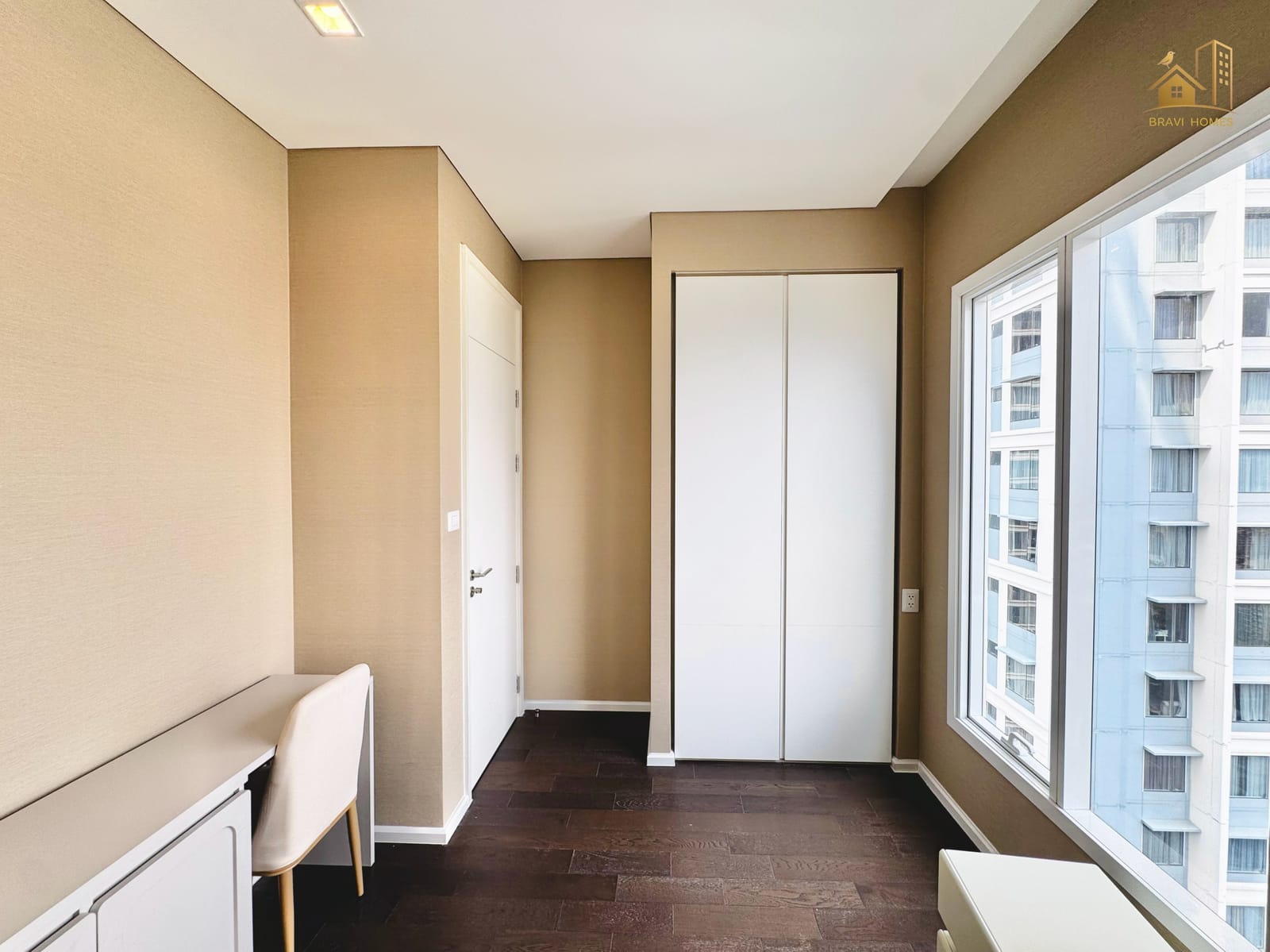 The Saint Residences ห้องใหม่ 2 นอน 64 ตร.ม. ห้องนอนที่สอง โต๊ะทำงานและตู้เสื้อผ้า