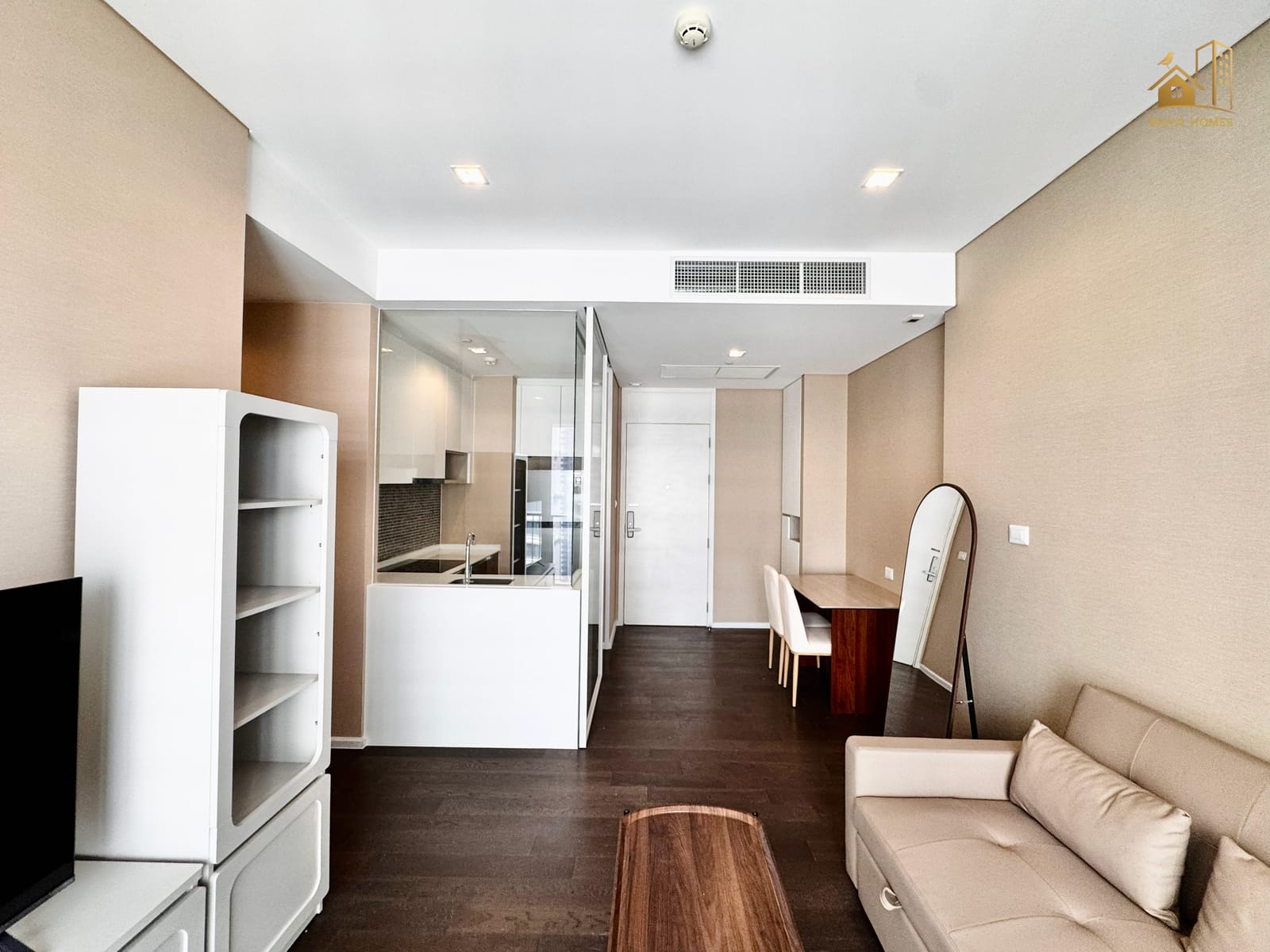 The Saint Residences ห้องใหม่ 2 นอน 64 ตร.ม. ห้องนั่งเล่นและทีวี มองเห็นโซฟาและครัว