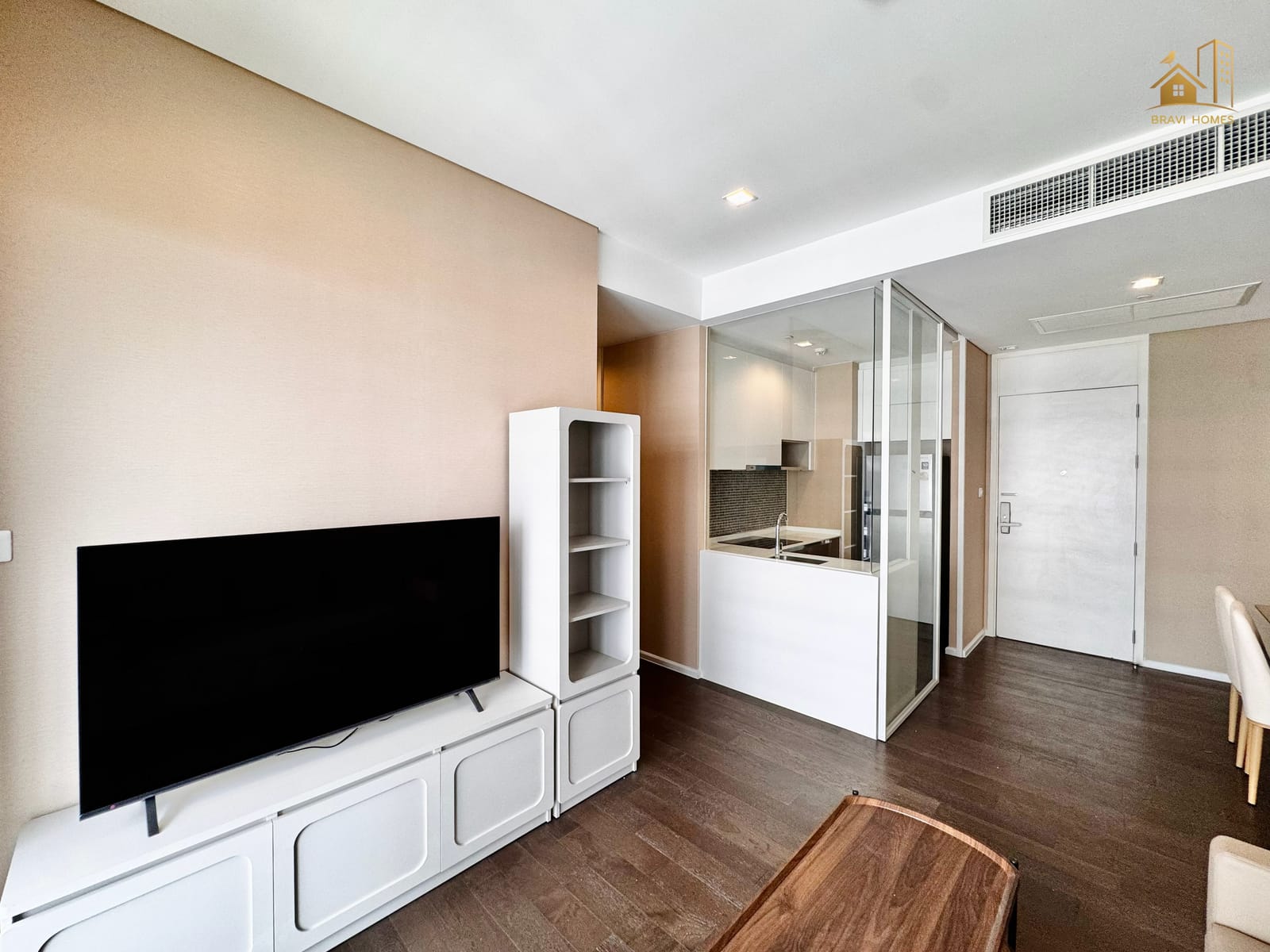 The Saint Residences ห้องใหม่ 2 นอน 64 ตร.ม. ห้องนั่งเล่น ทีวีและชั้นวางของ
